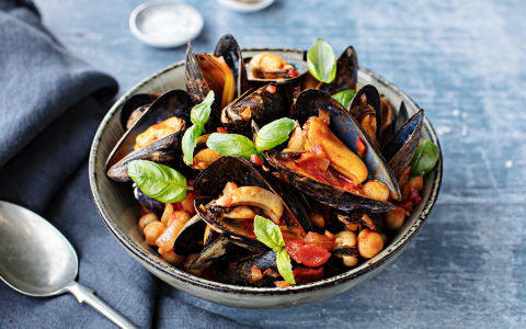 Spicy Mussels with Tomato and Chickpeas