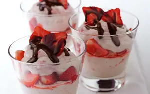 Strawberry and Cream Liqueur Fool