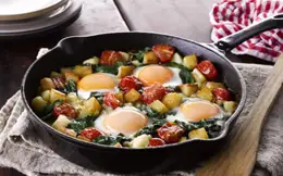 Sauté Potatoes and Eggs with Spinach