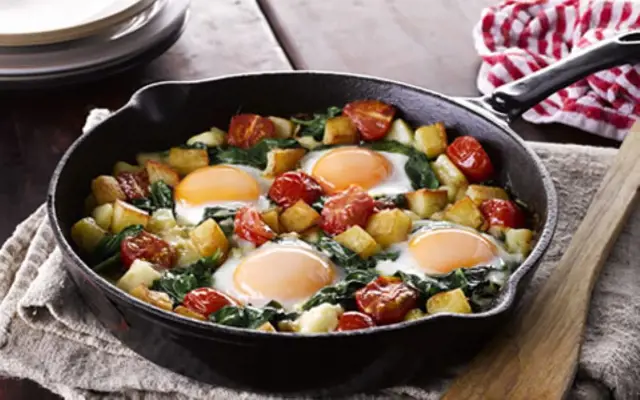 Sauté Potatoes and Eggs with Spinach