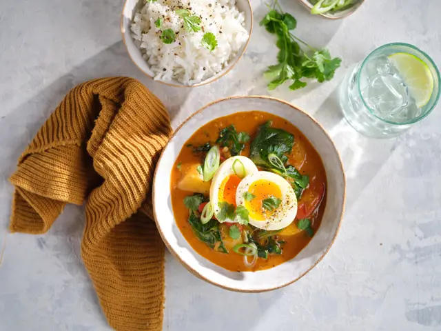 Curry with Potatoes, Spinach and Eggs